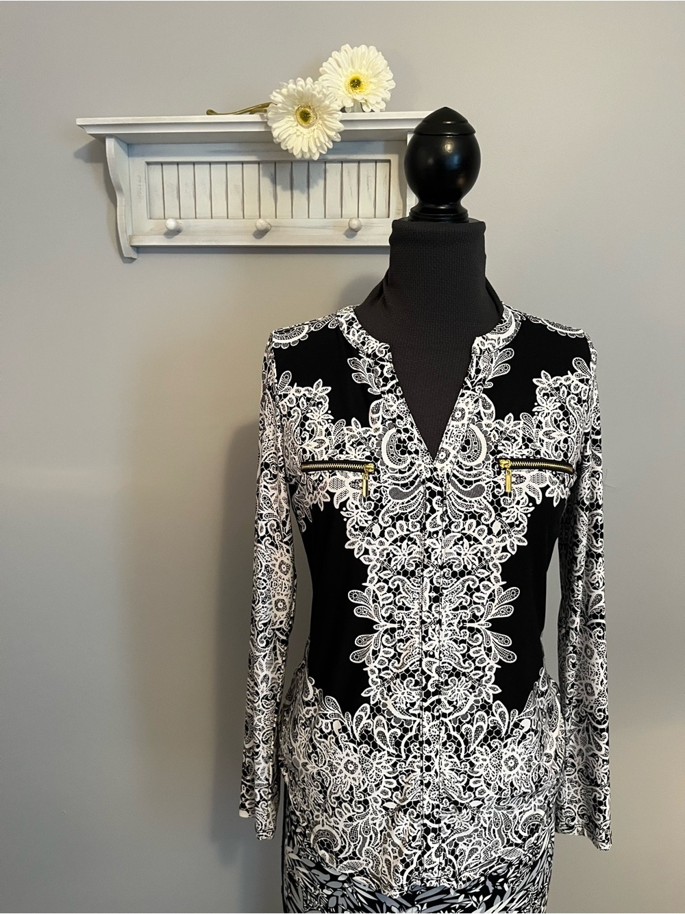 INC International Concepts stretch Black and White Lace-Print V-Neck EUC